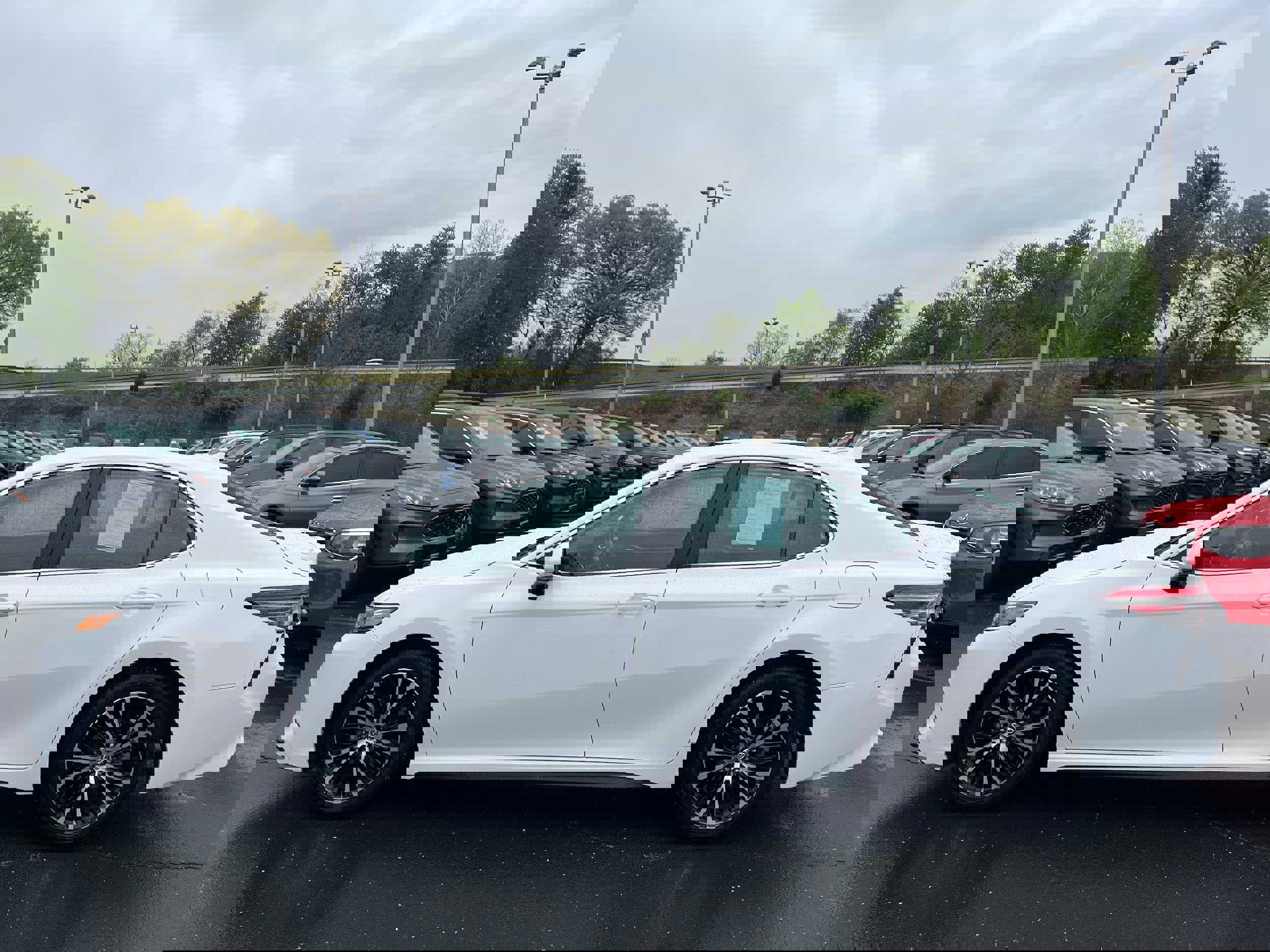 Used 2019 Toyota Camry SE FWD image 6