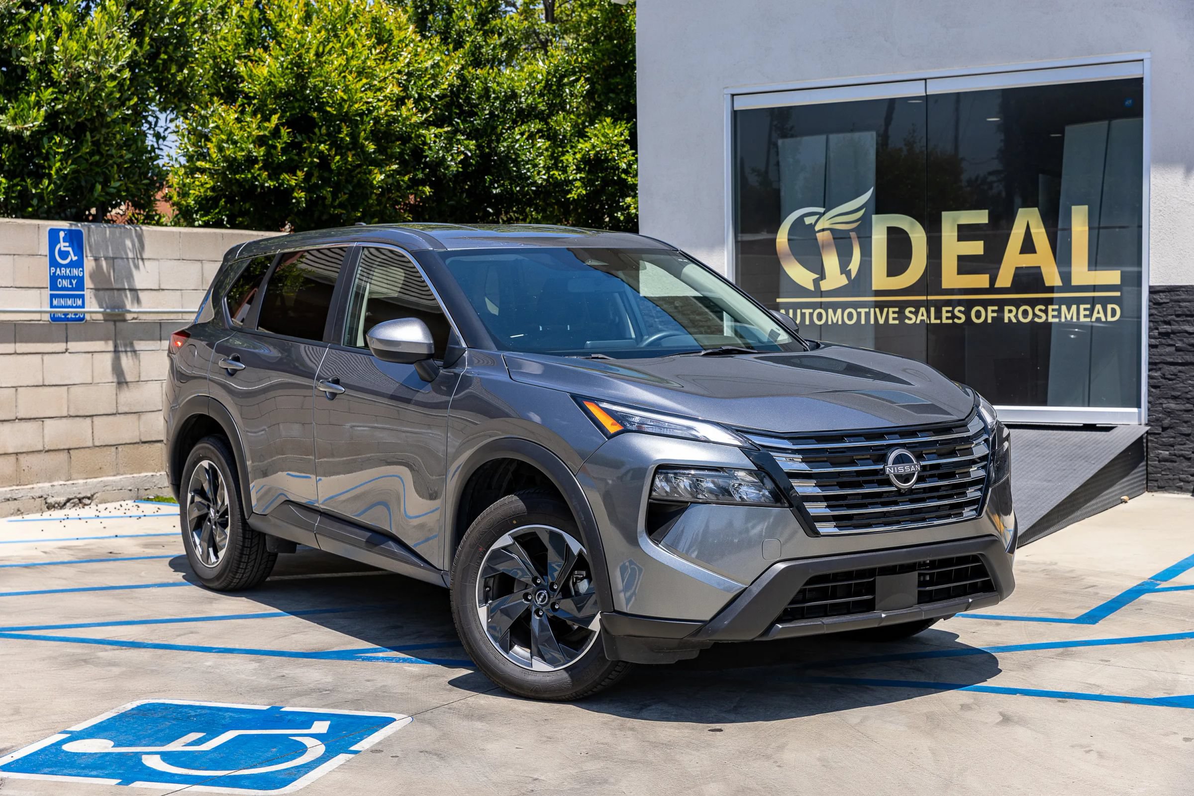 Used 2024 Nissan Rogue SV AWD/4WD image 3