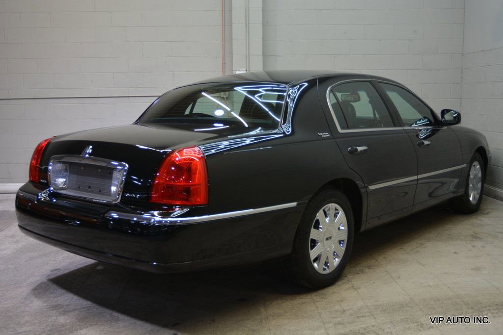 Used 2005 Lincoln Town Car Signature Limited image 4