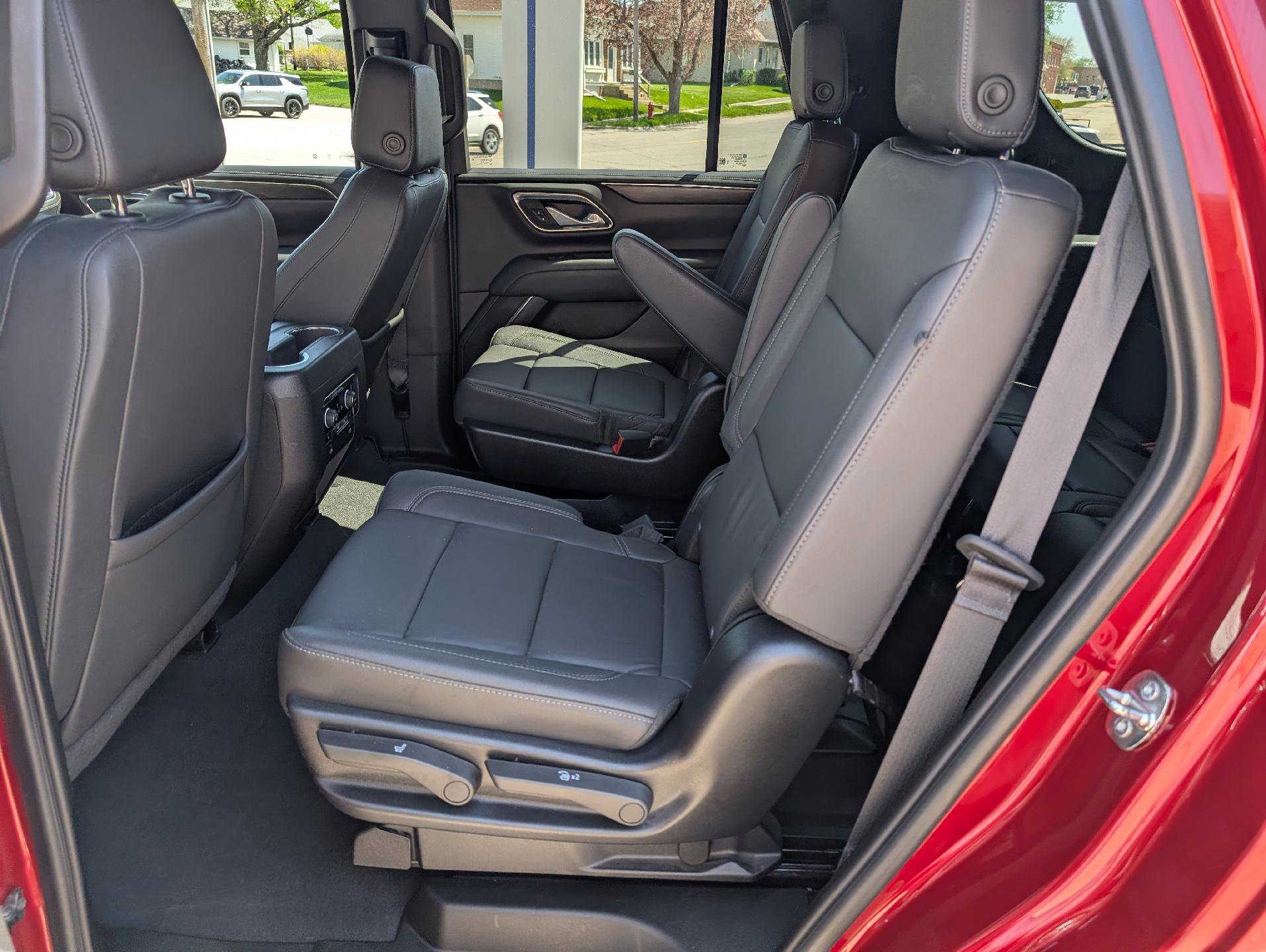 Used 2024 Chevrolet Tahoe Z71 w/ Luxury Package AWD/4WD image 13