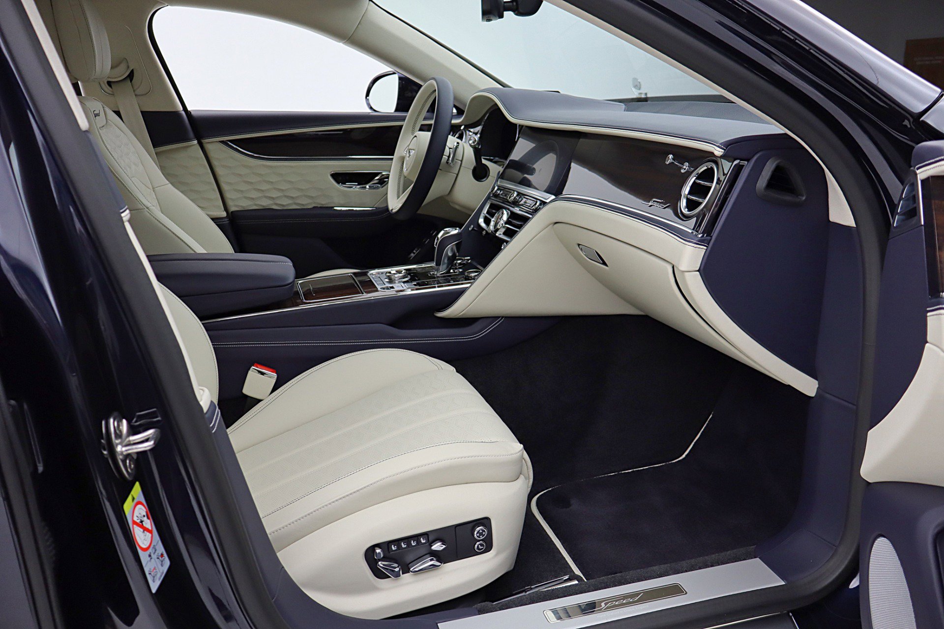 Used 2025 Bentley Flying Spur Plug-In Hybrid image 34