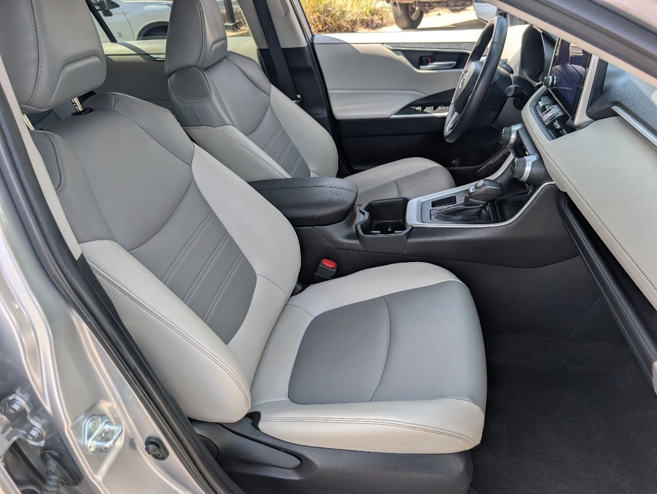 Used 2023 Toyota RAV4 XLE Premium FWD image 8