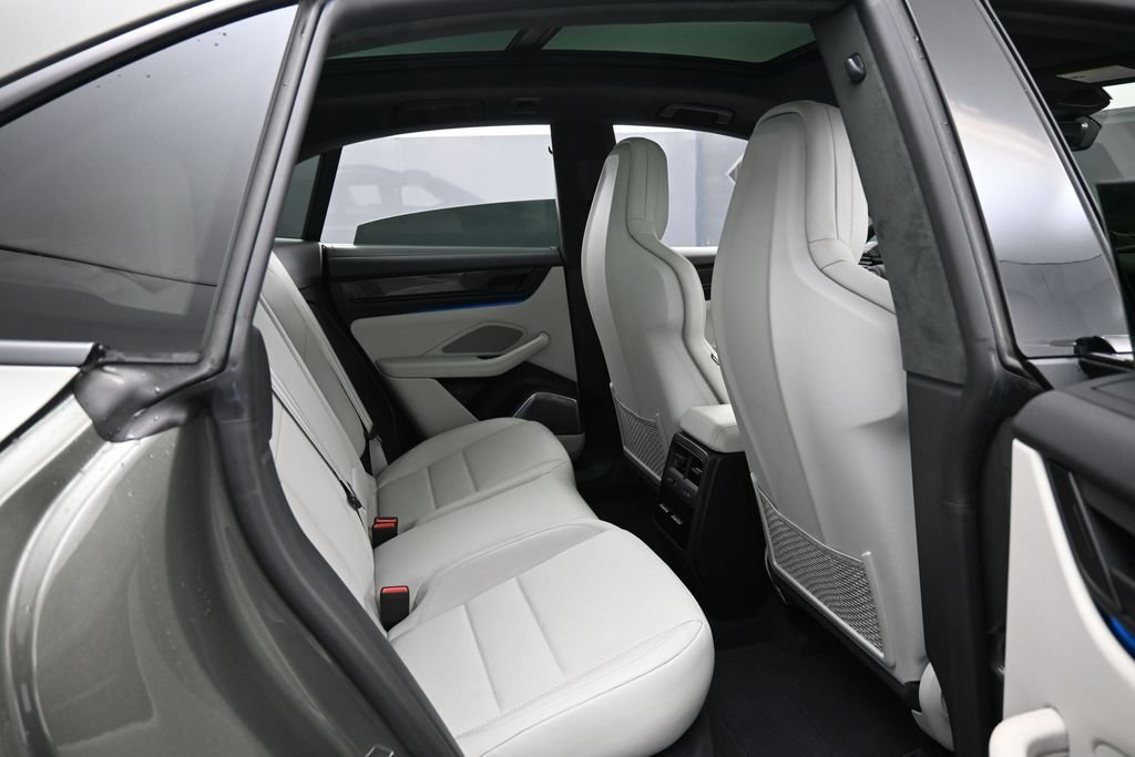 Certified 2025 Porsche Macan Turbo Electric AWD/4WD image 28