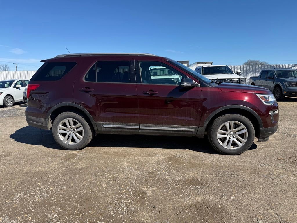 Used 2018 Ford Explorer XLT w/ Equipment Group 202A image 6
