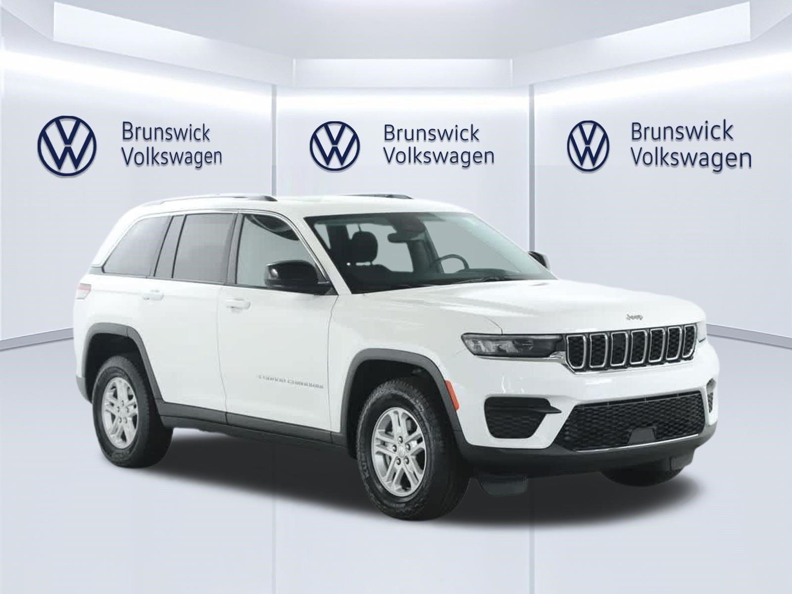 Used 2023 Jeep Grand Cherokee Laredo AWD/4WD image 9