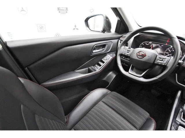 Used 2025 Nissan Rogue SV AWD/4WD image 8