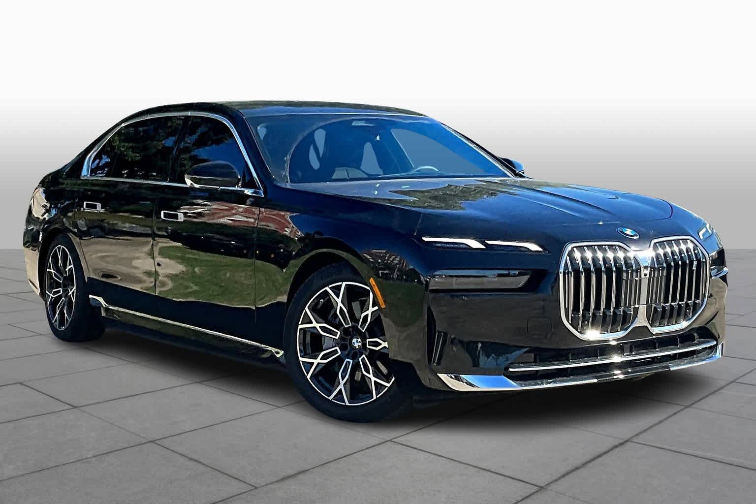 Used 2025 BMW i7 xDrive60 w/ Premium Package image 2