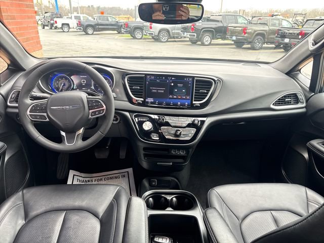 Used 2025 Chrysler Pacifica Select image 15