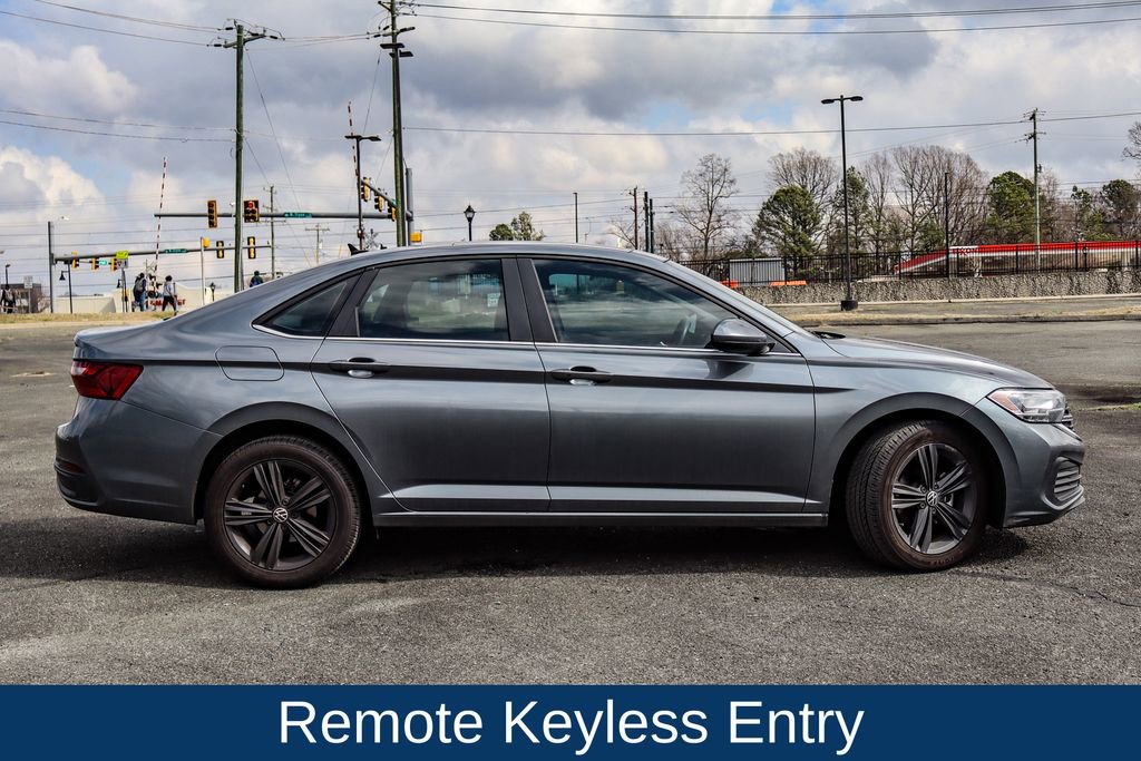 Used 2023 Volkswagen Jetta SE w/ Panoramic Sunroof Package image 9