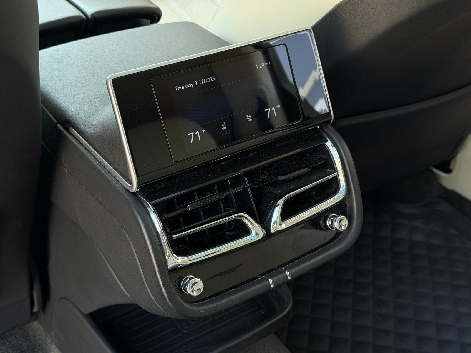 Certified 2023 Bentley Bentayga Extended Wheelbase AWD/4WD image 36