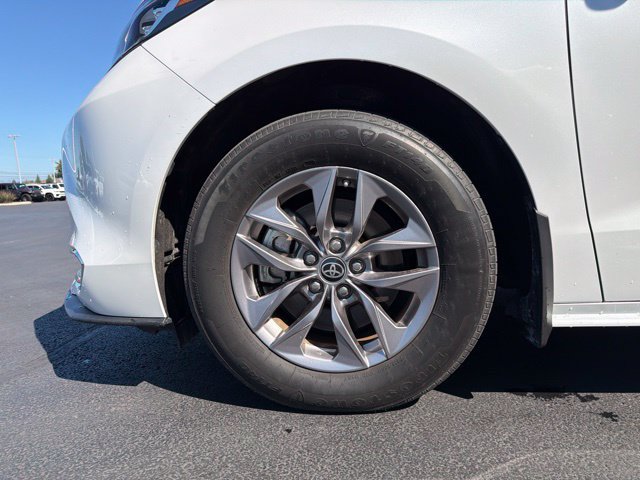 Used 2023 Toyota Sienna XLE w/ XLE Plus Package FWD image 11