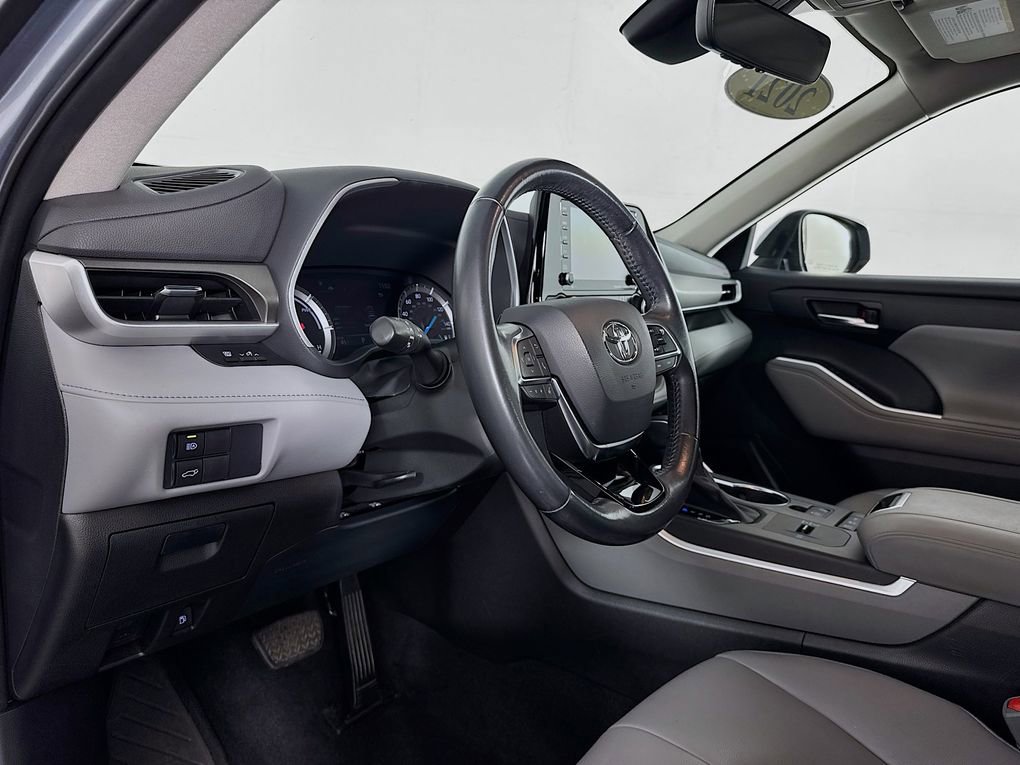 Used 2021 Toyota Highlander XLE image 12