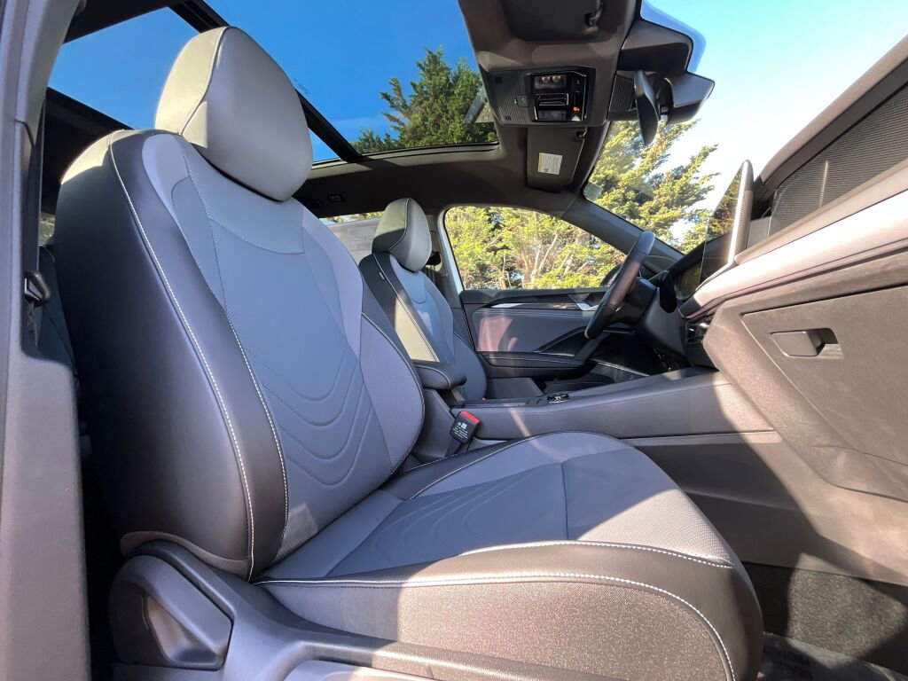 New 2025 Volkswagen Tiguan SE R-Line image 12