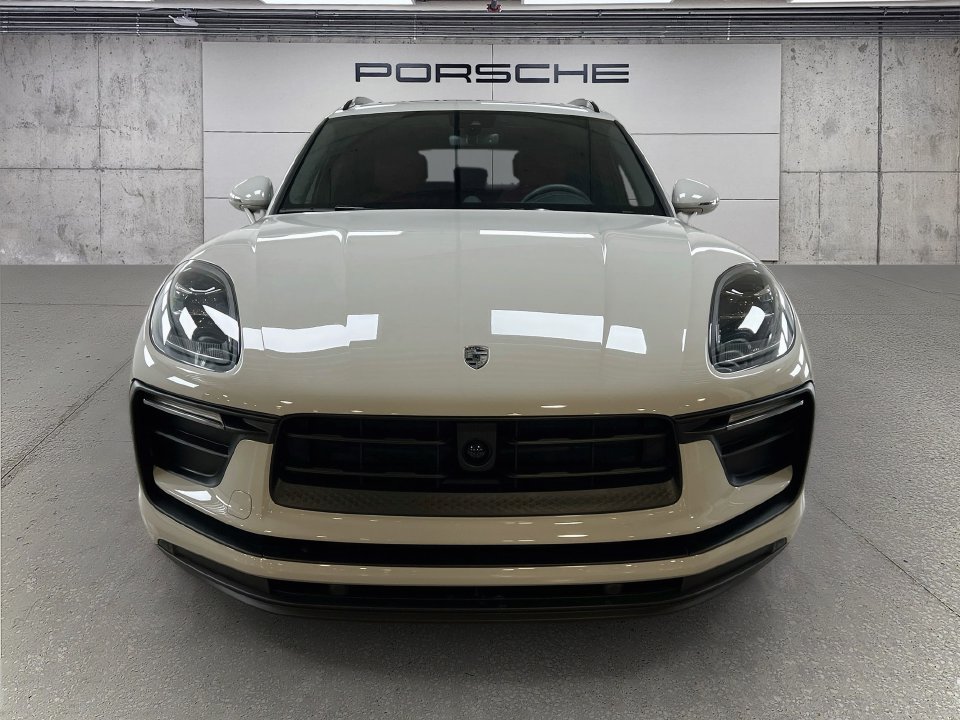 Certified 2025 Porsche Macan AWD/4WD image 6