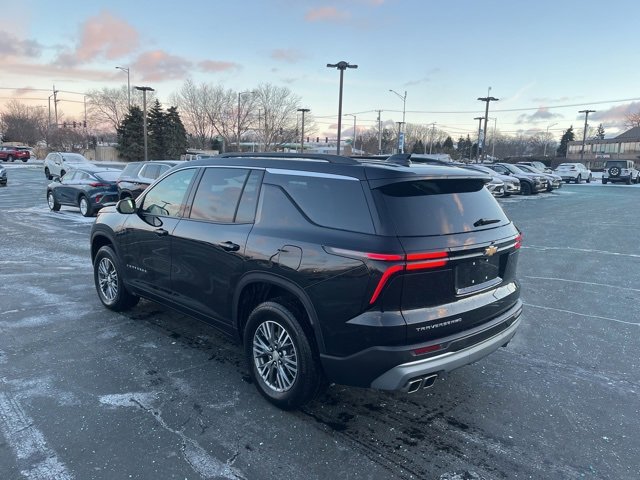 Used 2025 Chevrolet Traverse LT image 3