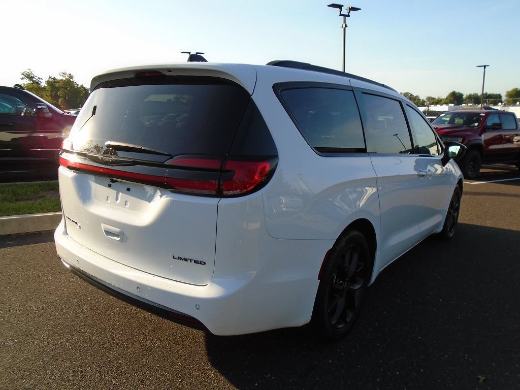 Used 2026 Chrysler Pacifica Limited w/ S Appearance Package FWD image 3