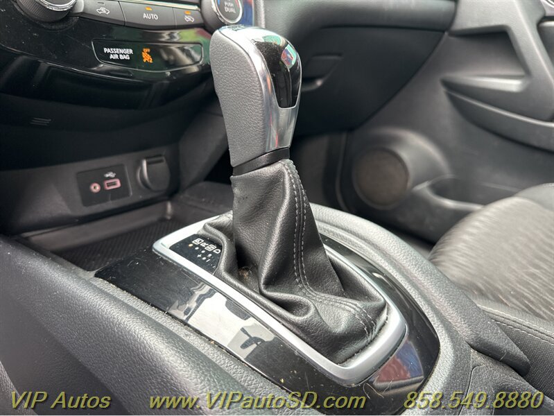 Used 2018 Nissan Rogue SV w/ Premium Package FWD image 28