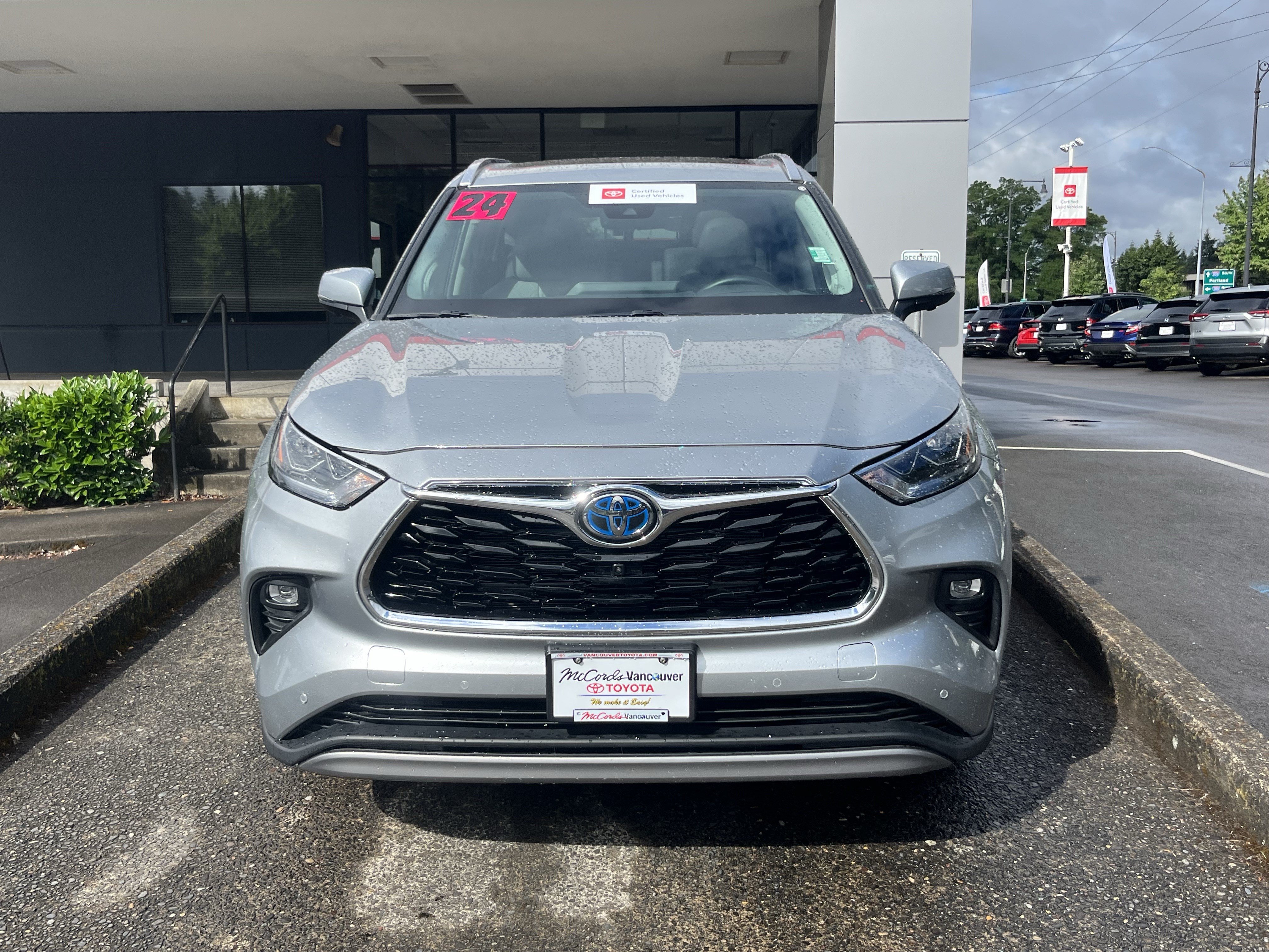 Used 2024 Toyota Highlander Platinum AWD/4WD image 2