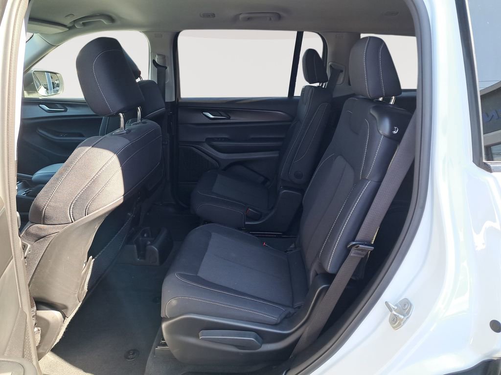 Used 2023 Jeep Grand Cherokee L Laredo image 14