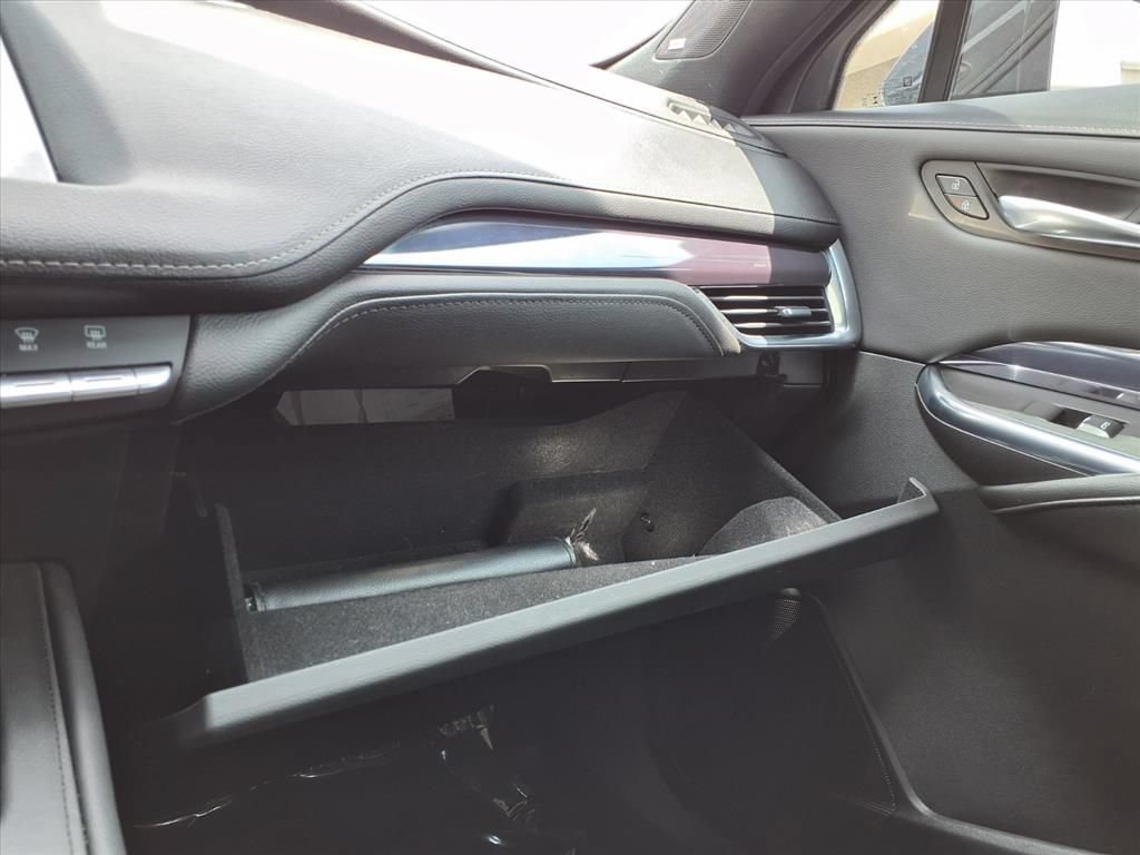 Used 2022 Cadillac XT4 Luxury w/ Cold Weather Package FWD image 29