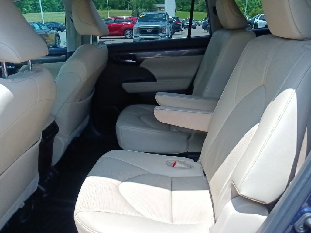 Used 2021 Toyota Highlander Limited FWD image 30