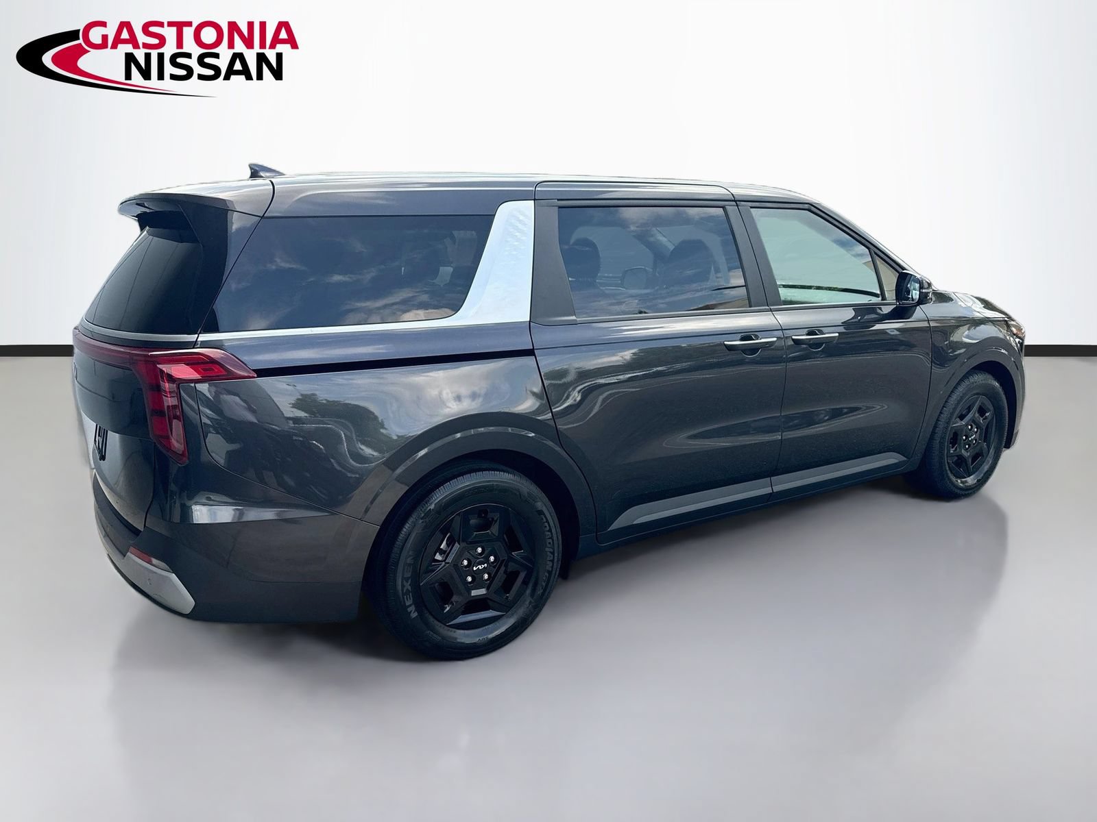 Used 2025 Kia Carnival FWD image 9