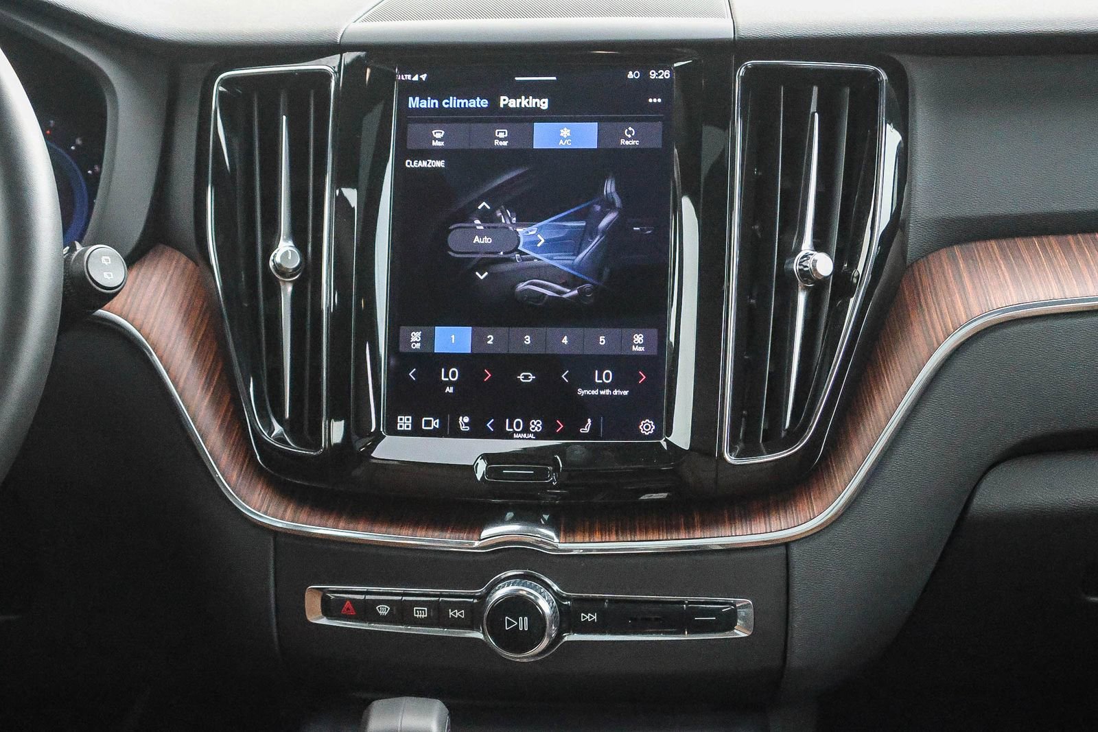 Used 2023 Volvo XC60 B5 Plus image 25