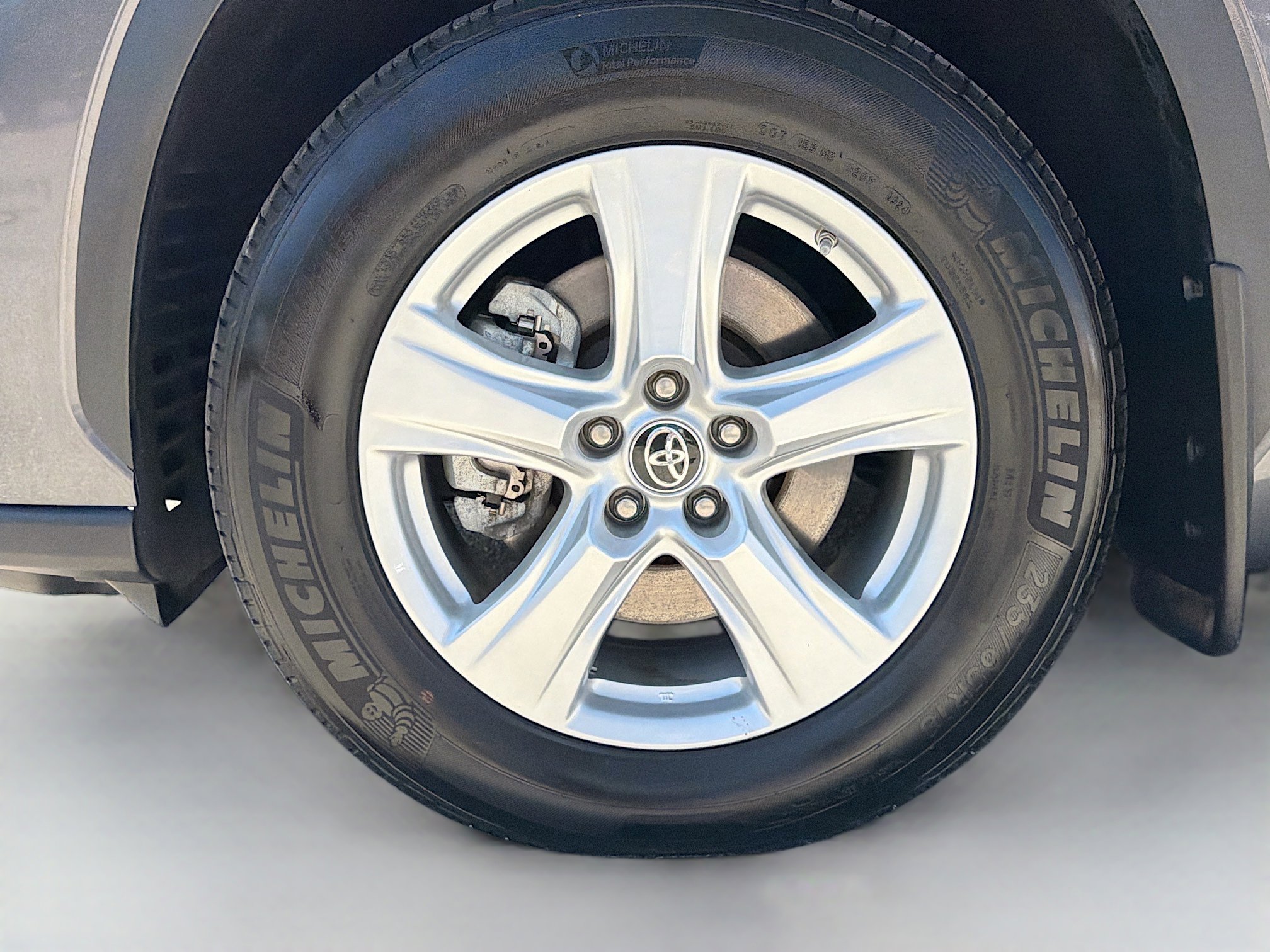 Used 2024 Toyota Highlander LE image 41