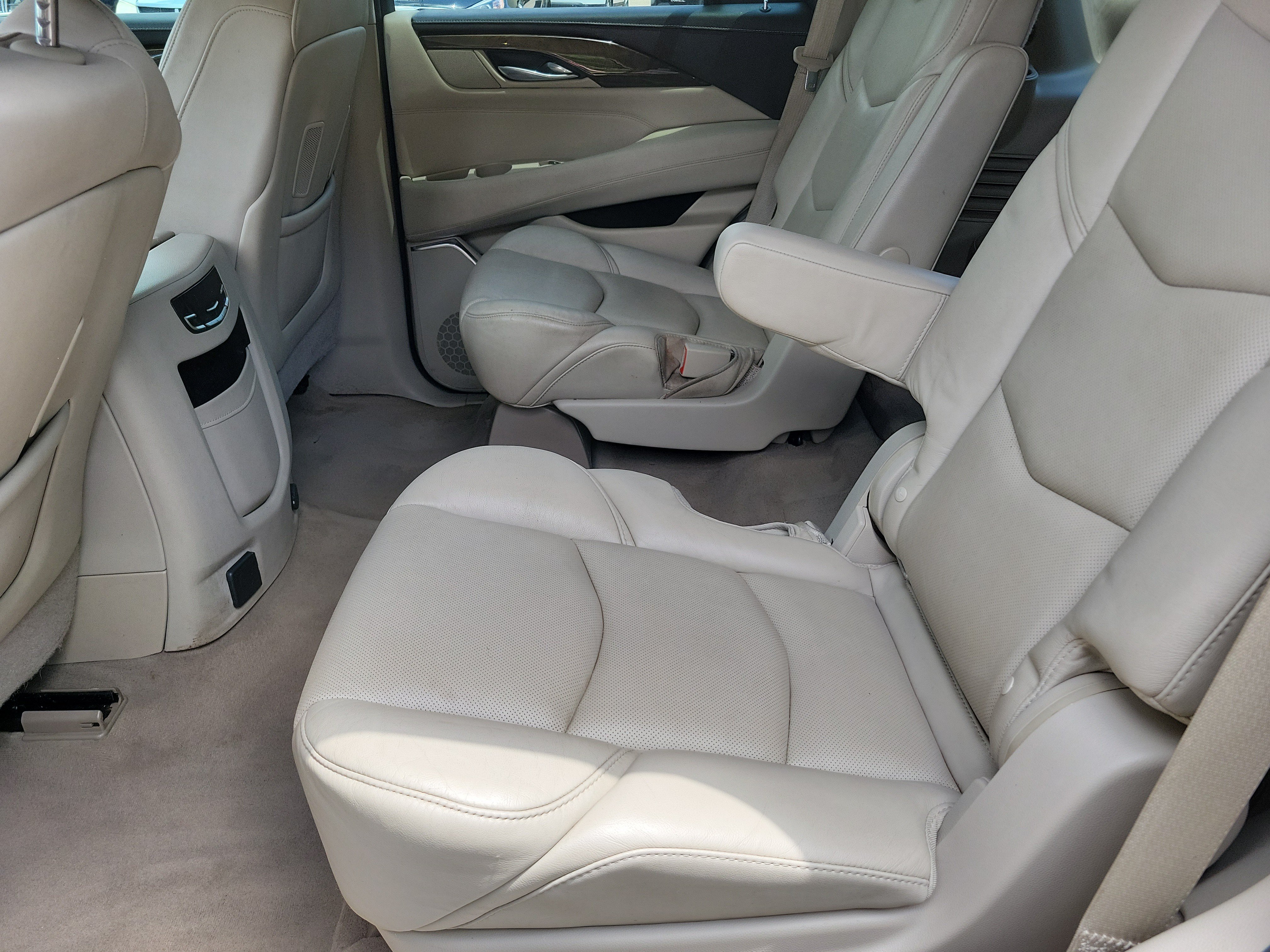 Used 2018 Cadillac Escalade Luxury AWD/4WD image 15