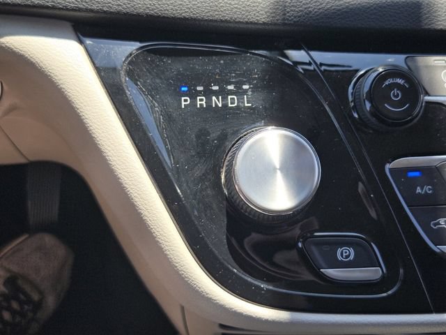 Used 2022 Chrysler Voyager LX FWD image 23