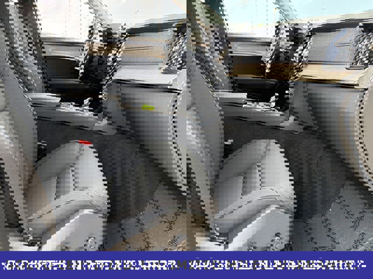 Certified 2025 Volvo XC90 B6 Plus image 32