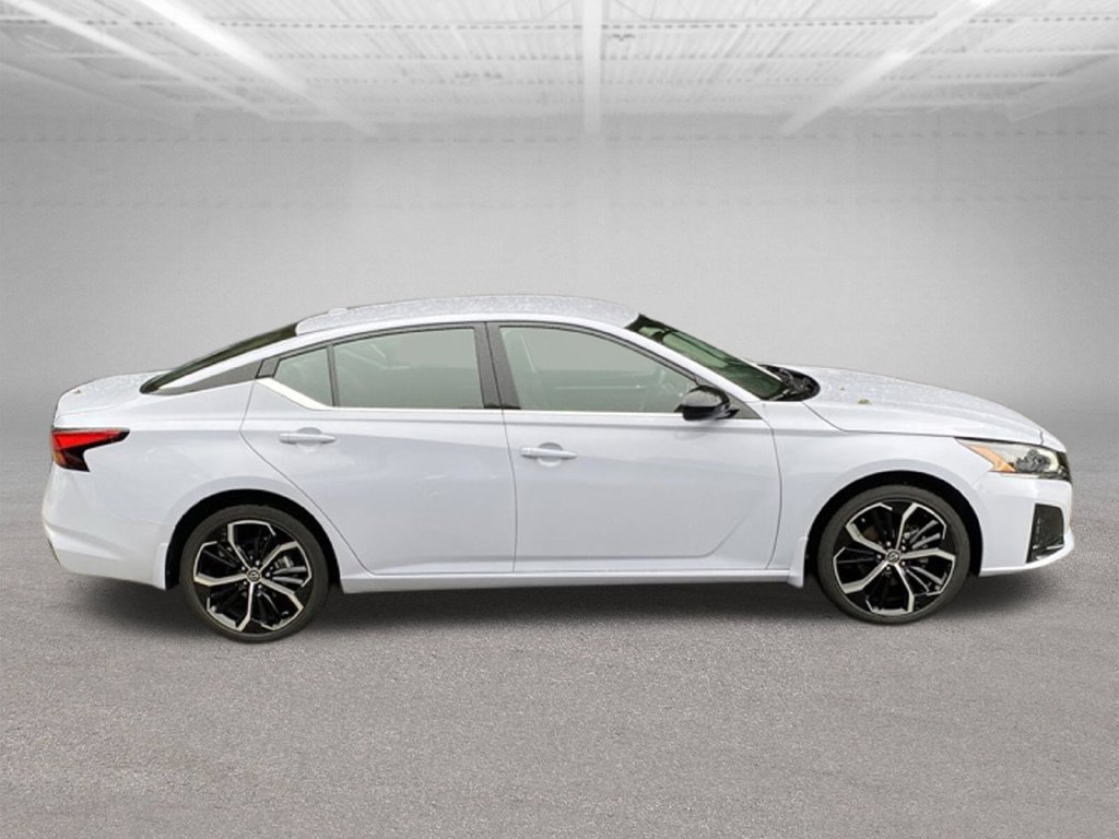Used 2025 Nissan Altima 2.5 SR AWD/4WD image 7