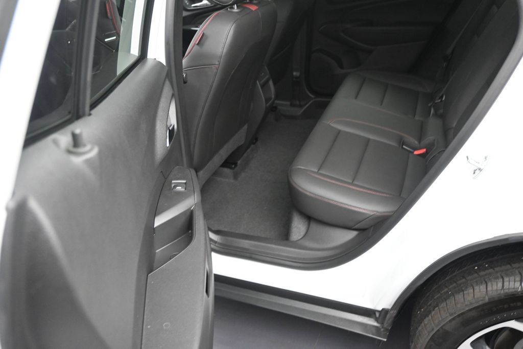 Used 2025 Chevrolet Trax RS w/ Sunroof Package FWD image 12