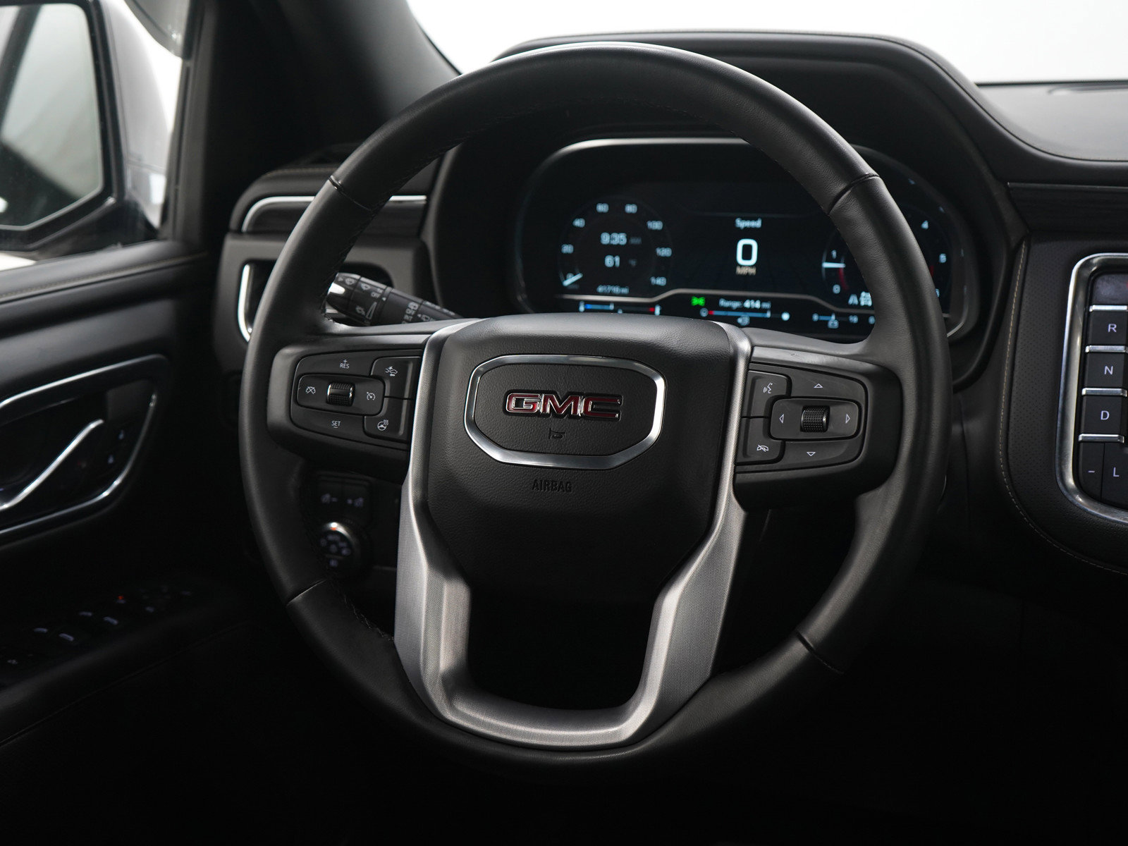 Used 2023 GMC Yukon XL SLT w/ SLT Premium Package image 17