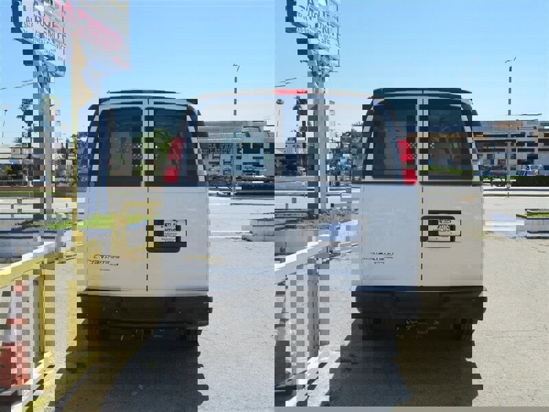 Used 2014 Chevrolet Express 2500 image 3