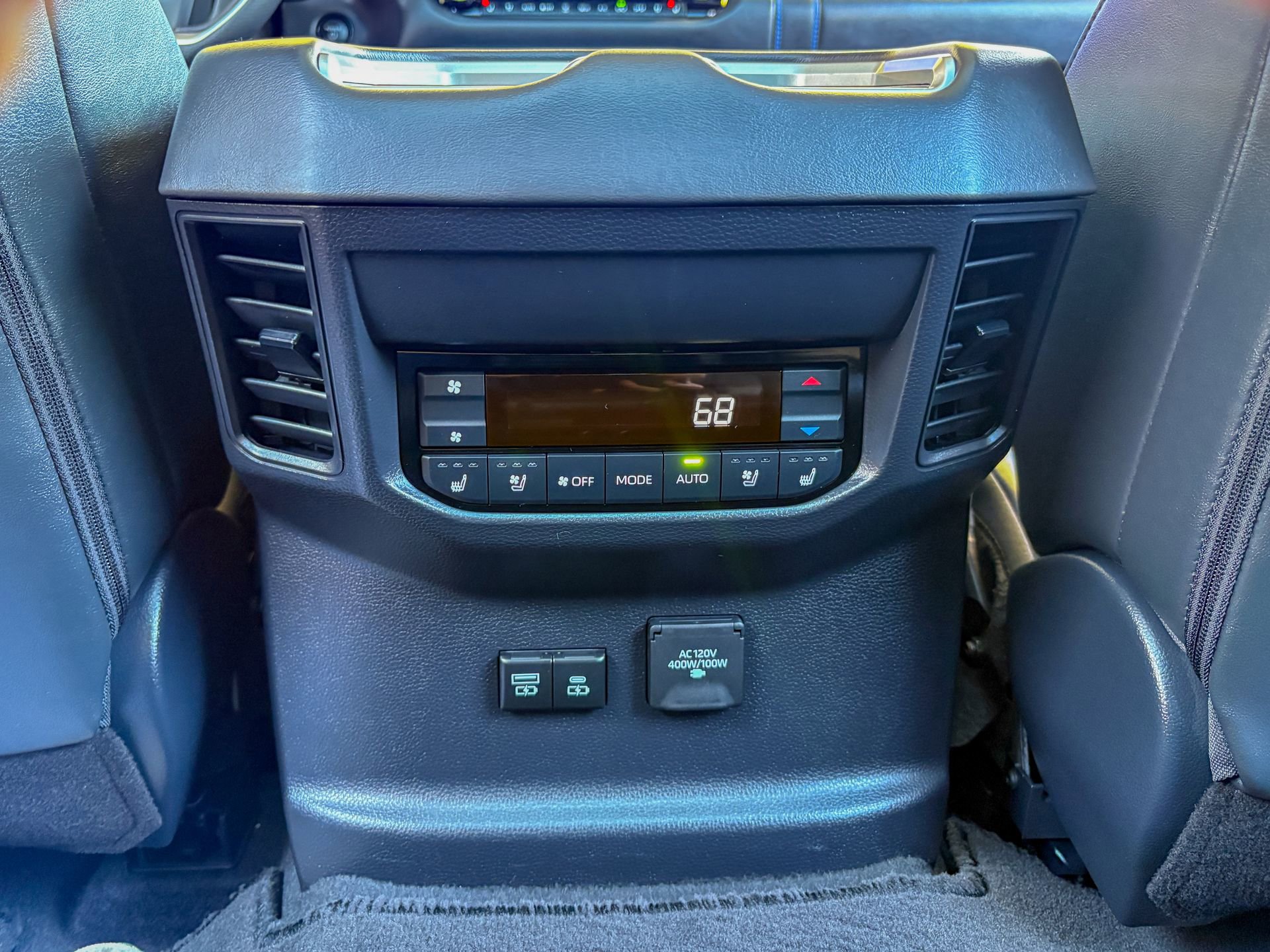 Used 2025 Toyota Sequoia Platinum AWD/4WD image 31