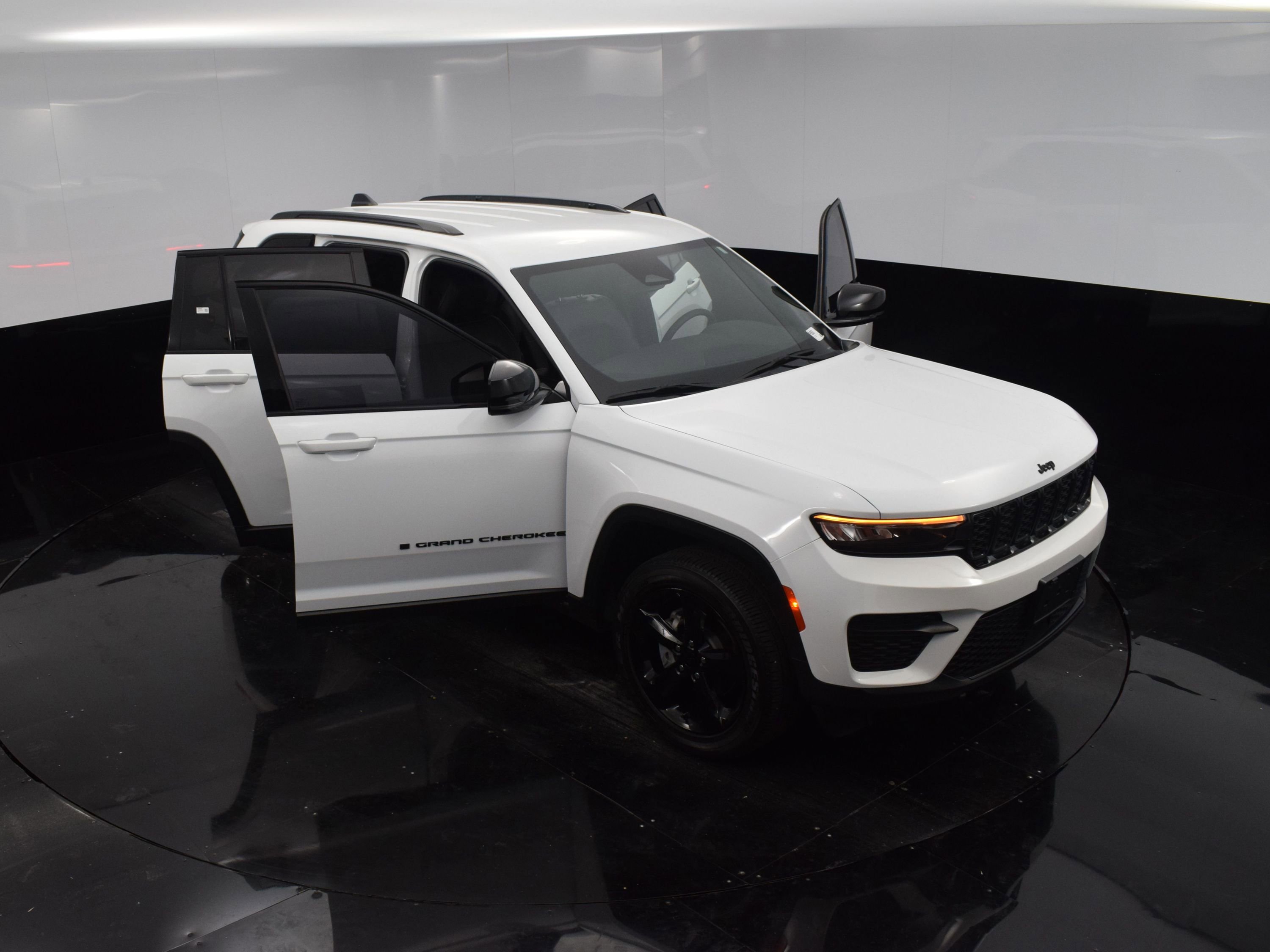 Used 2023 Jeep Grand Cherokee Altitude image 33