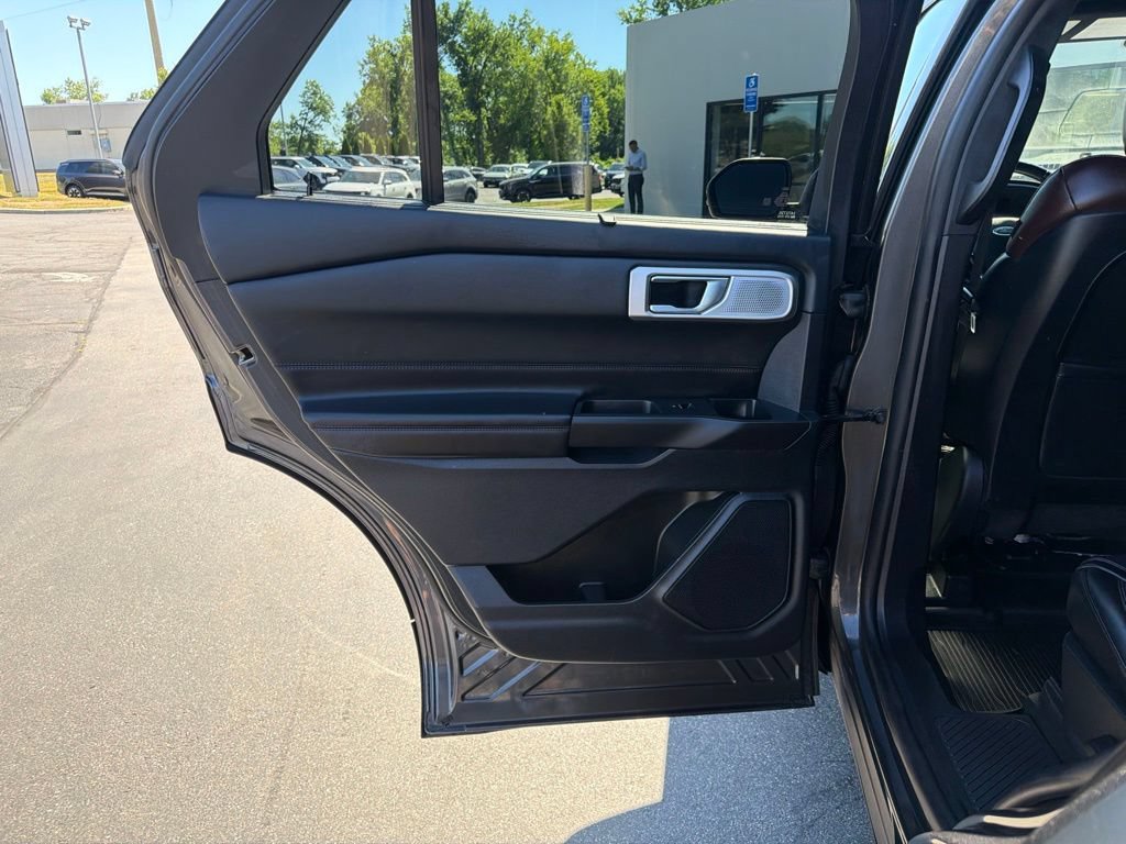 Used 2020 Ford Explorer Platinum w/ Premium Technology Package AWD/4WD image 19