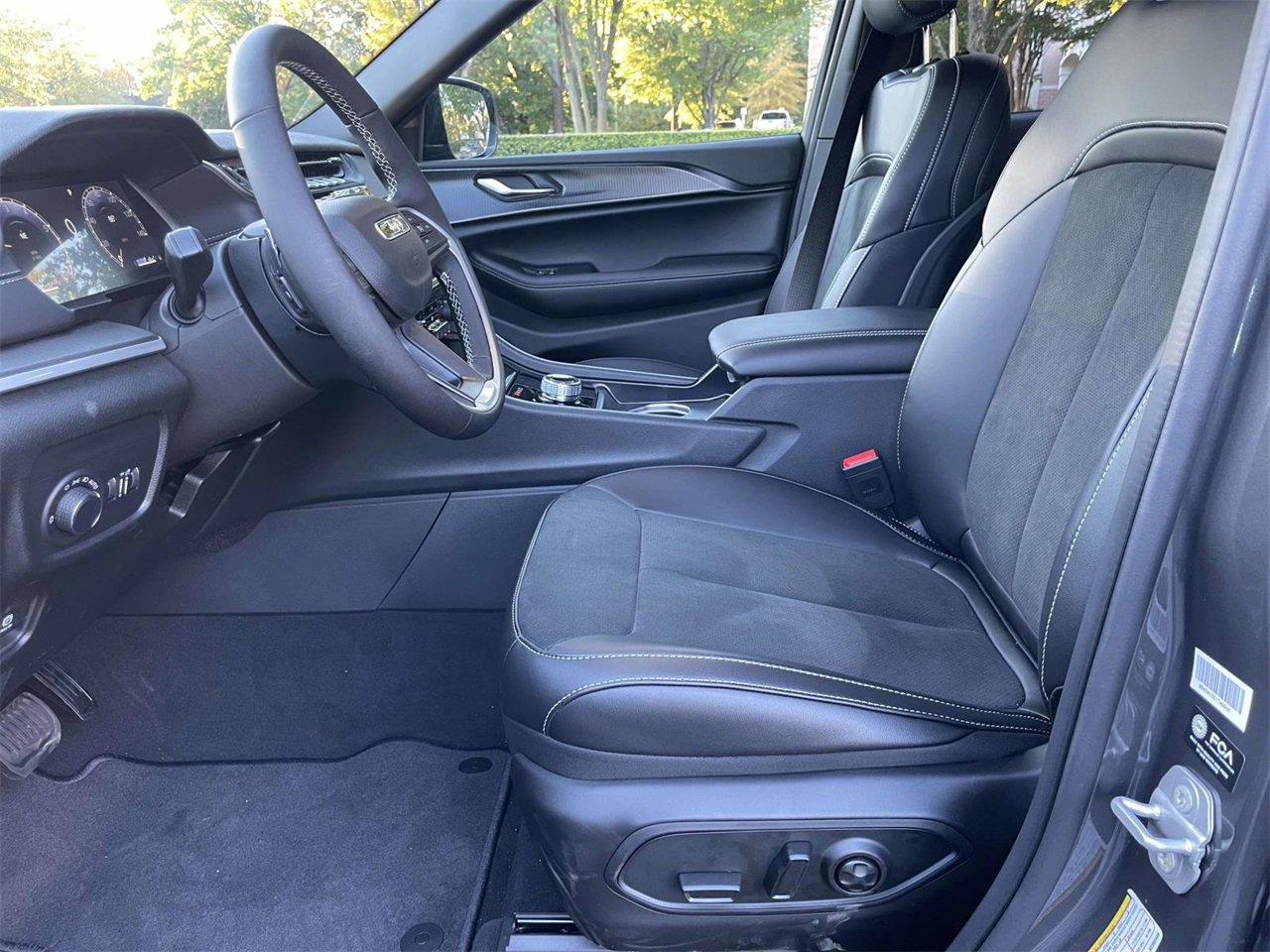 New 2025 Jeep Grand Cherokee Altitude image 23