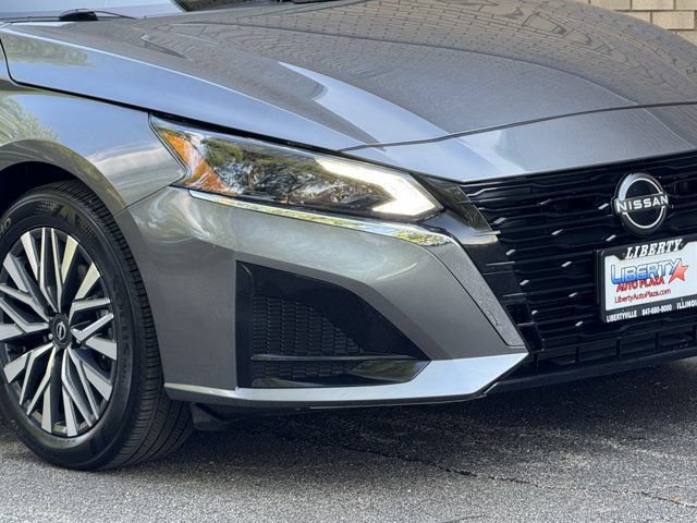 Used 2024 Nissan Altima 2.5 SV FWD image 3