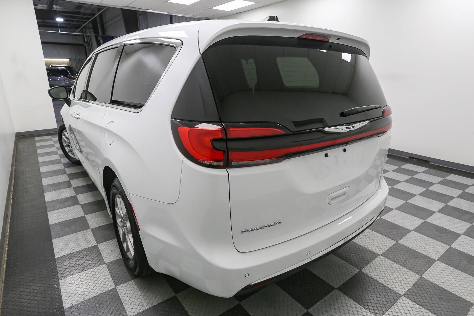 Used 2025 Chrysler Pacifica Select image 9