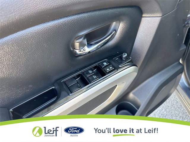 Used 2017 Nissan Titan SV image 19