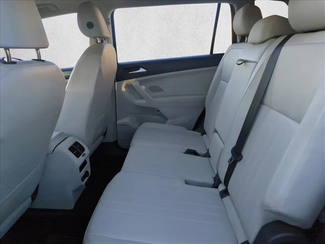 Used 2023 Volkswagen Tiguan SE w/ Panoramic Sunroof Package image 16