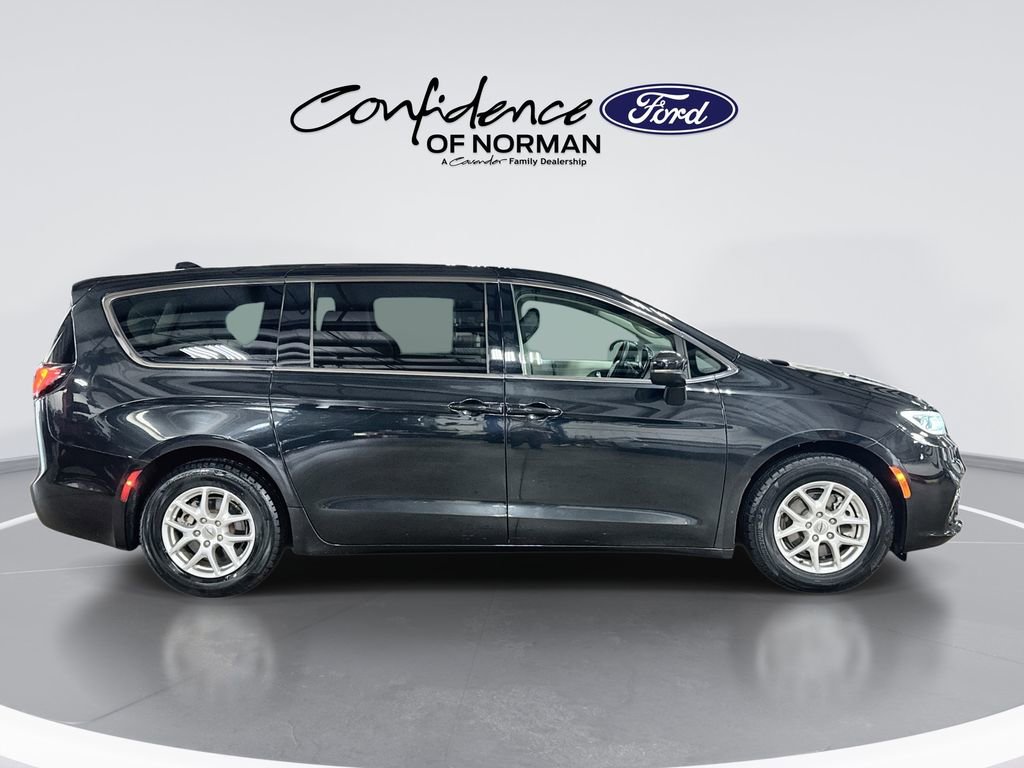 Used 2023 Chrysler Pacifica Touring-L FWD image 10