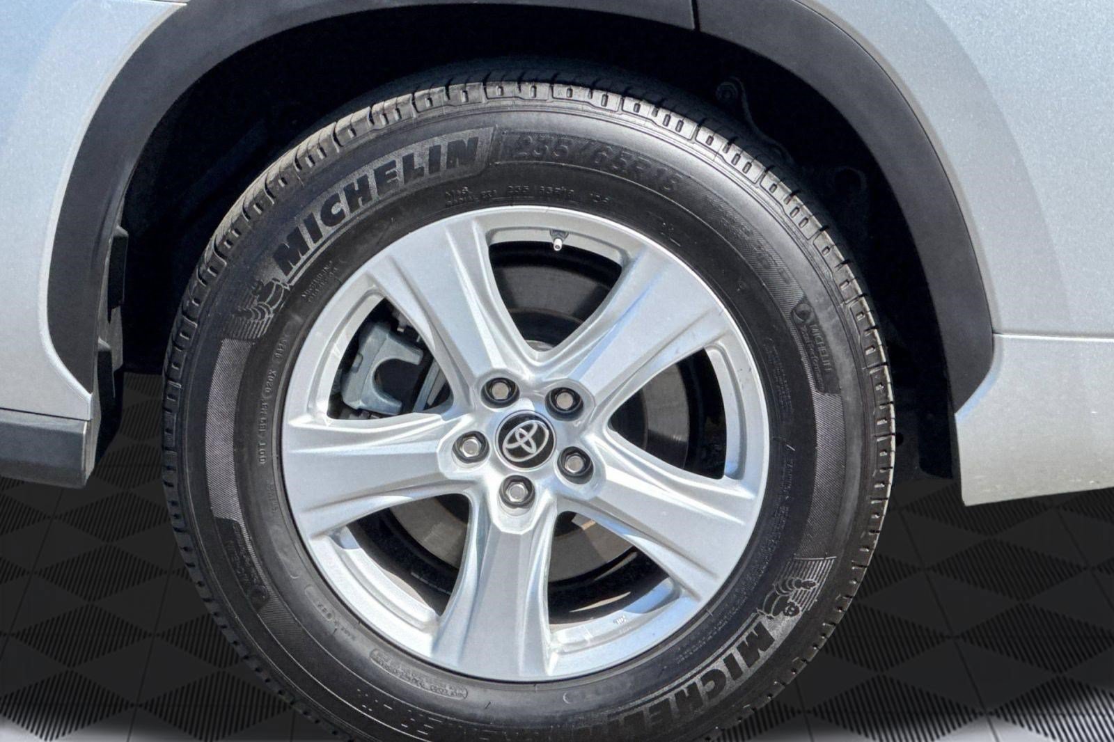 Used 2025 Toyota Highlander LE FWD image 13