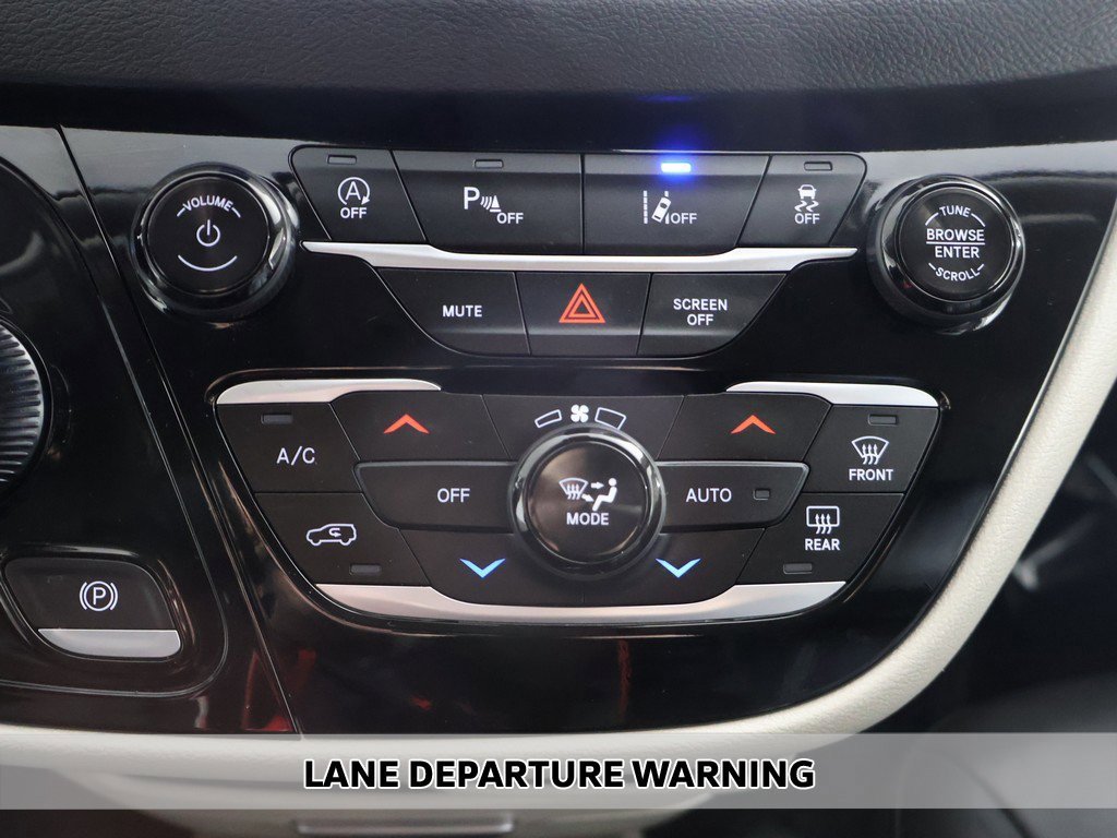 Used 2024 Chrysler Pacifica Touring-L image 5