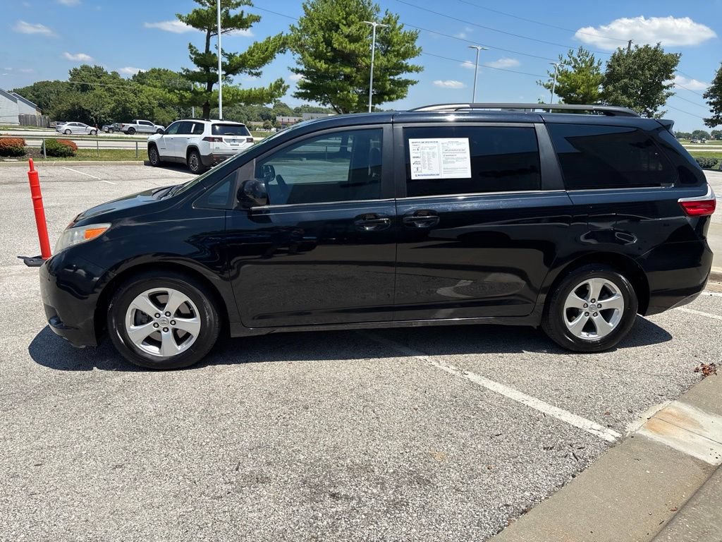 Used 2017 Toyota Sienna LE FWD image 18