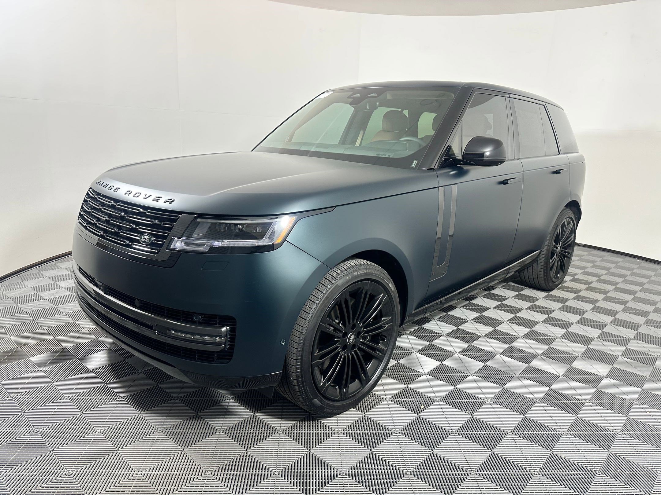 Used 2025 Land Rover Range Rover SE