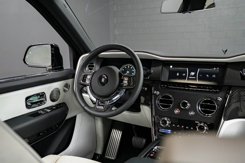 Used 2023 Rolls-Royce Cullinan Black Badge w/ Dark Exterior Package AWD/4WD image 33