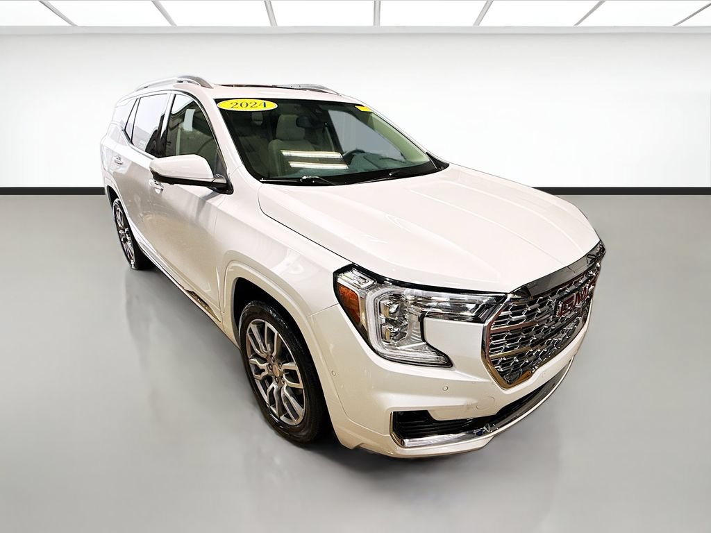 Used 2024 GMC Terrain Denali w/ Denali Premium Package AWD/4WD image 3
